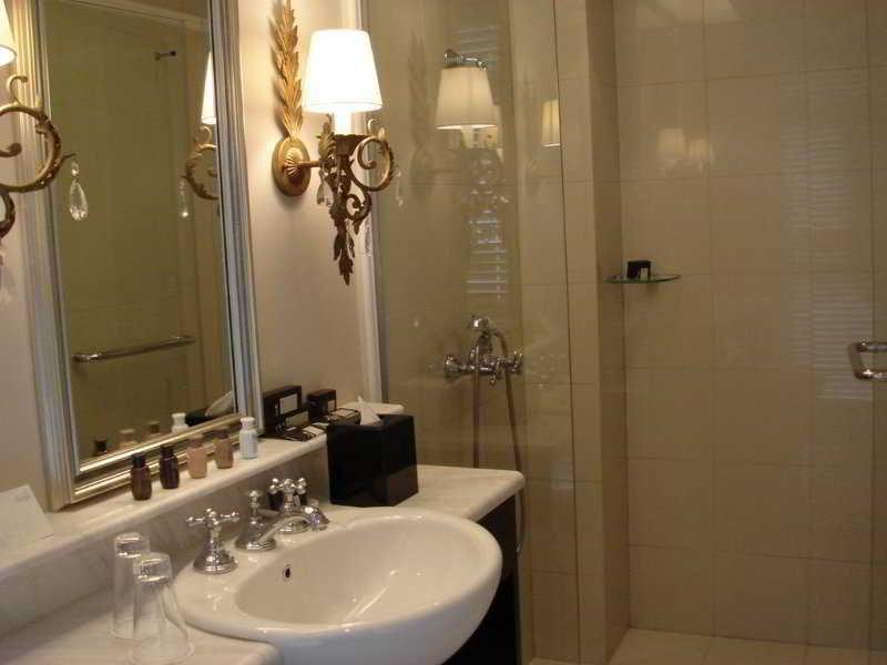 The Scarlet Singapur