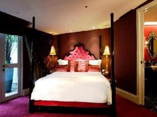 The Scarlet Singapur
