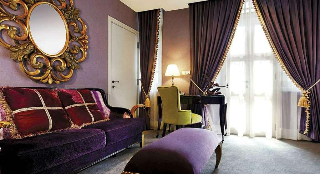 The Scarlet Singapur